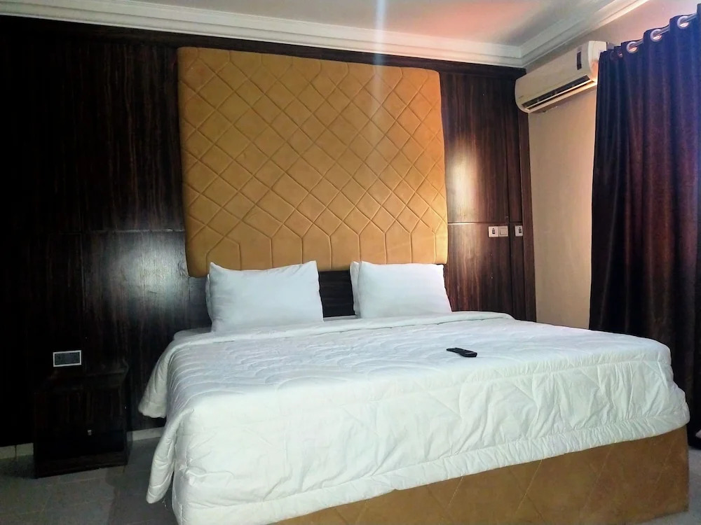 Pameec Luxury Suites Utako