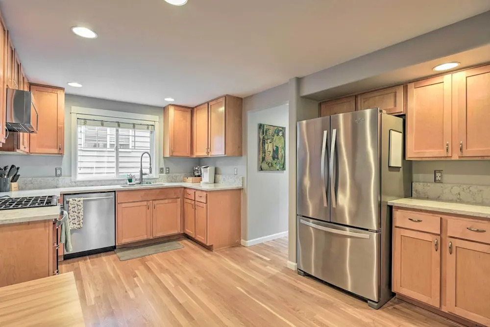 Pet-friendly Seattle Townhome < 1 Mile to Lake!