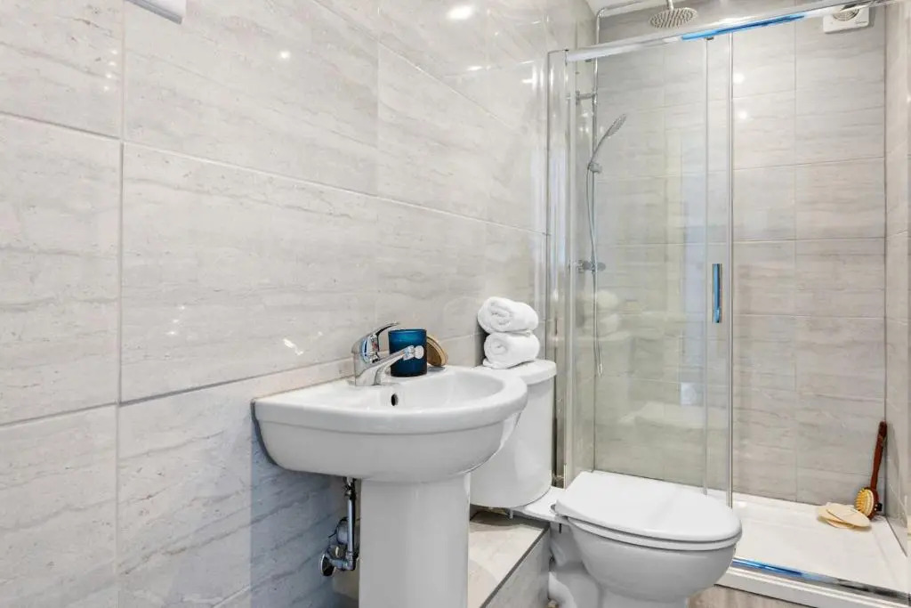 Sea Breeze, Luxury Views Seafront Stylish Home