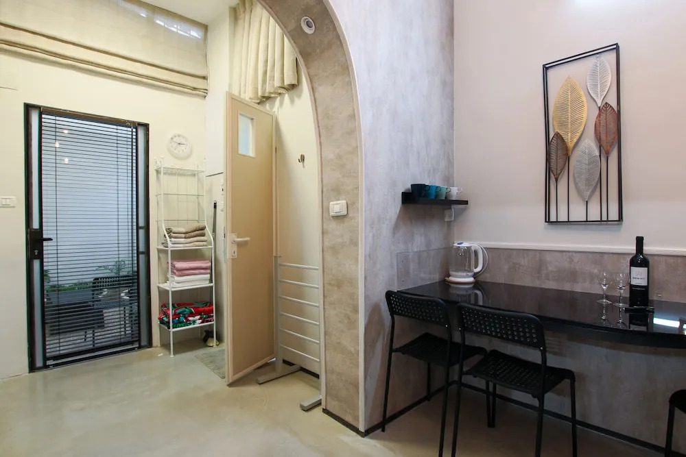 Modern Central Studio 5 min to Beach