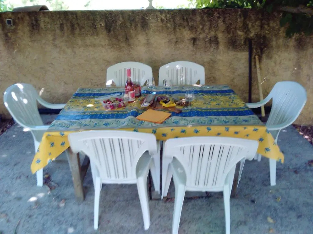 Villa de 2 chambres avec piscine privee jardin et wifi a Mormoiron