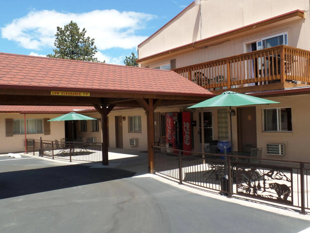 Kinnikinnik Motor Lodge
