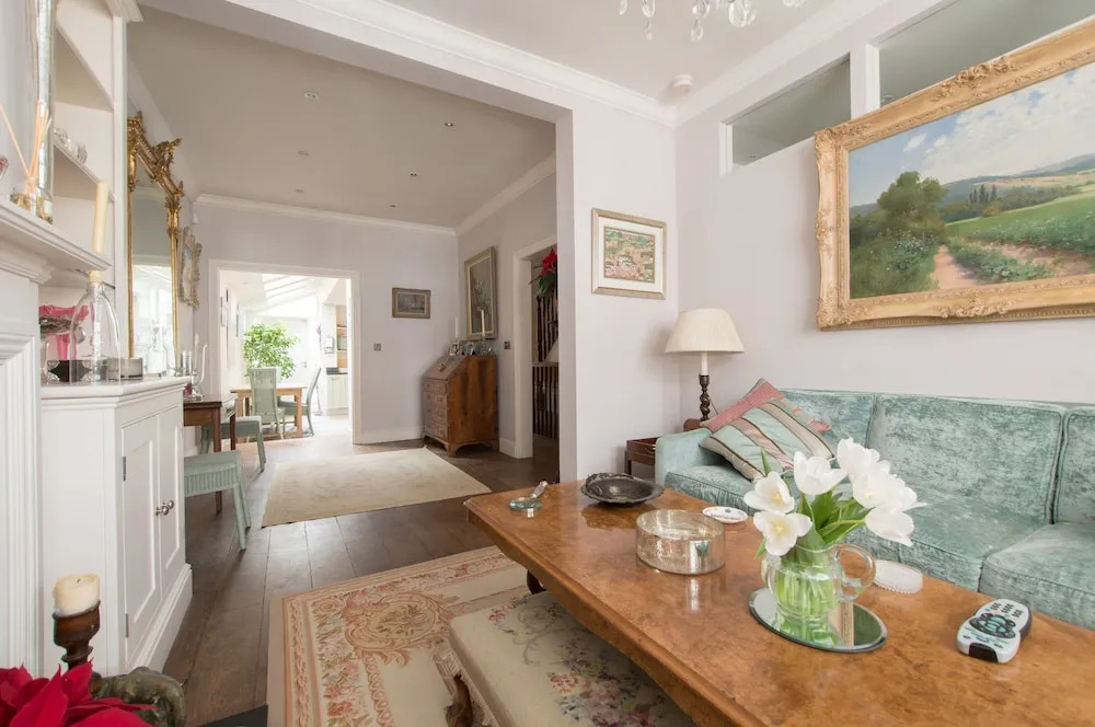 Beautiful Barnes Home with Garden
