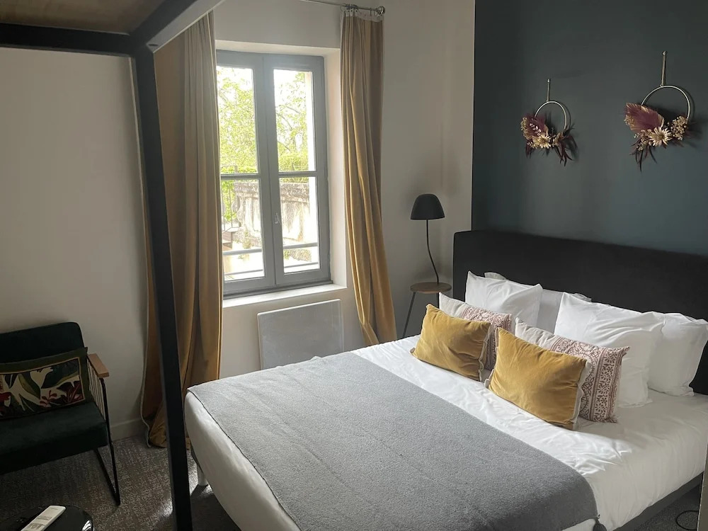 Le Victoria Boutique Hôtel - Charme au coeur du village historique - Accueil Vélo - Séminaire - Bar Lounge - Piscine