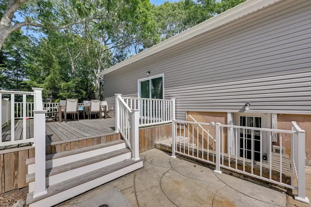 Hampton Bays Retreat: Walk to Squires Beach!