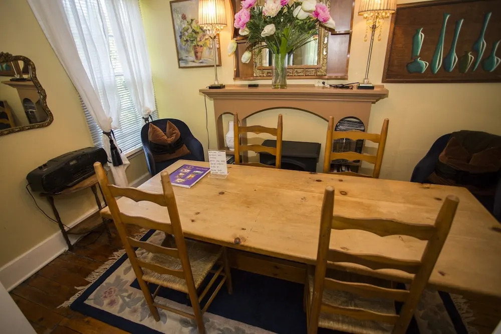 Niagara On The Lake Historic Rental Cottage