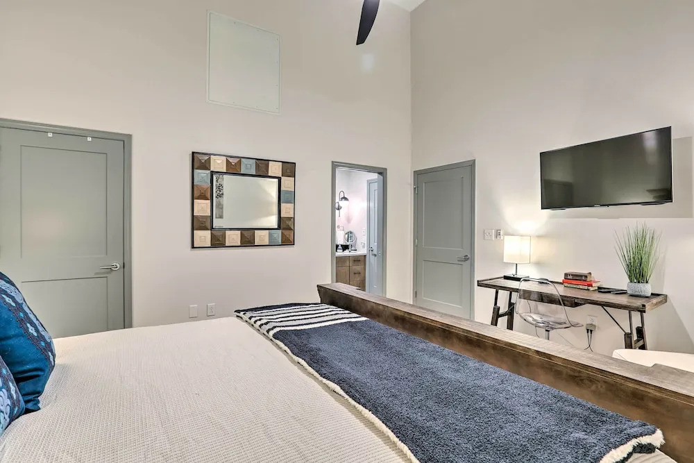 Modern Downtown Birmingham Condo w/ Rooftop Access