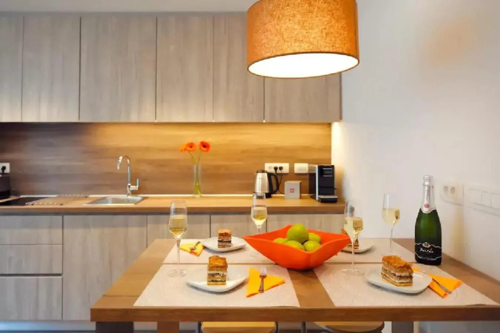 ★ Exclusive Central Apartment ★ FREE Garage ★
