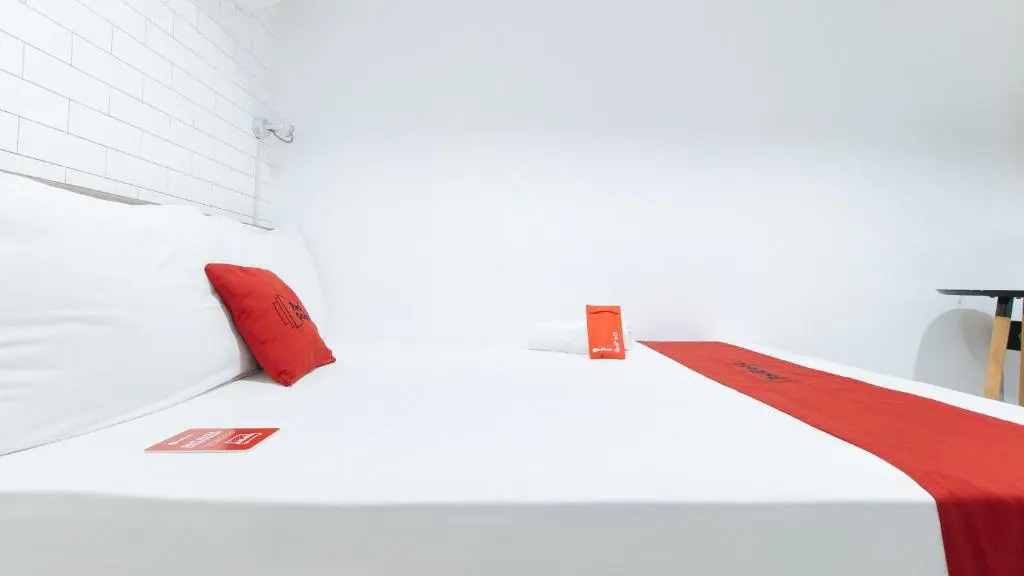 RedDoorz Plus at BGC near St Lukes