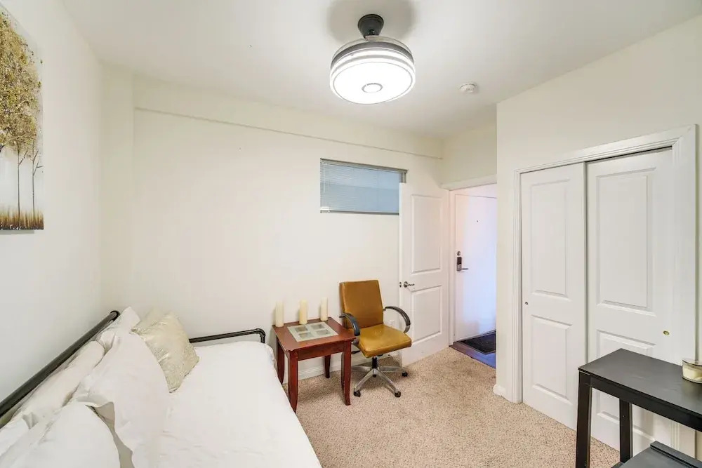 3 Mi to Dtwn Cleveland: Condo w/ Lake Erie Views!