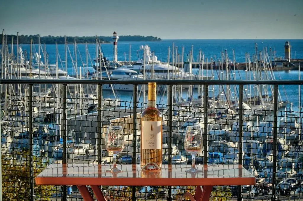 EXCEPTIONNEL 3 PIECES AVEC TERRASSE VUE SUR VIEUX PORT CENTRE VILLE l! A2B195