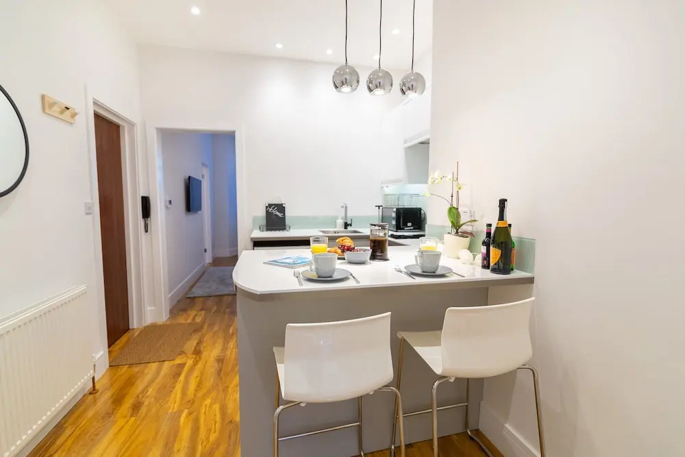 Central Plymouth Apartment By University