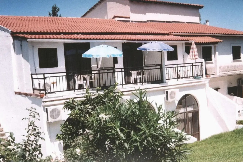 Dinas Studios & Apts