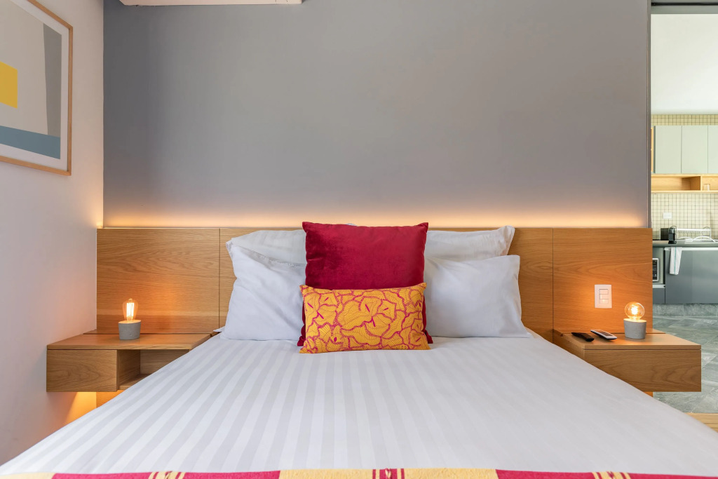 Casai 1BR Top Floor in an Art Deco Building!