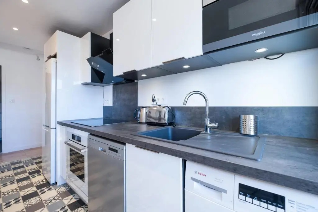 SERRENDY 2-bedroom apartment with terrace and parking only 100 meters