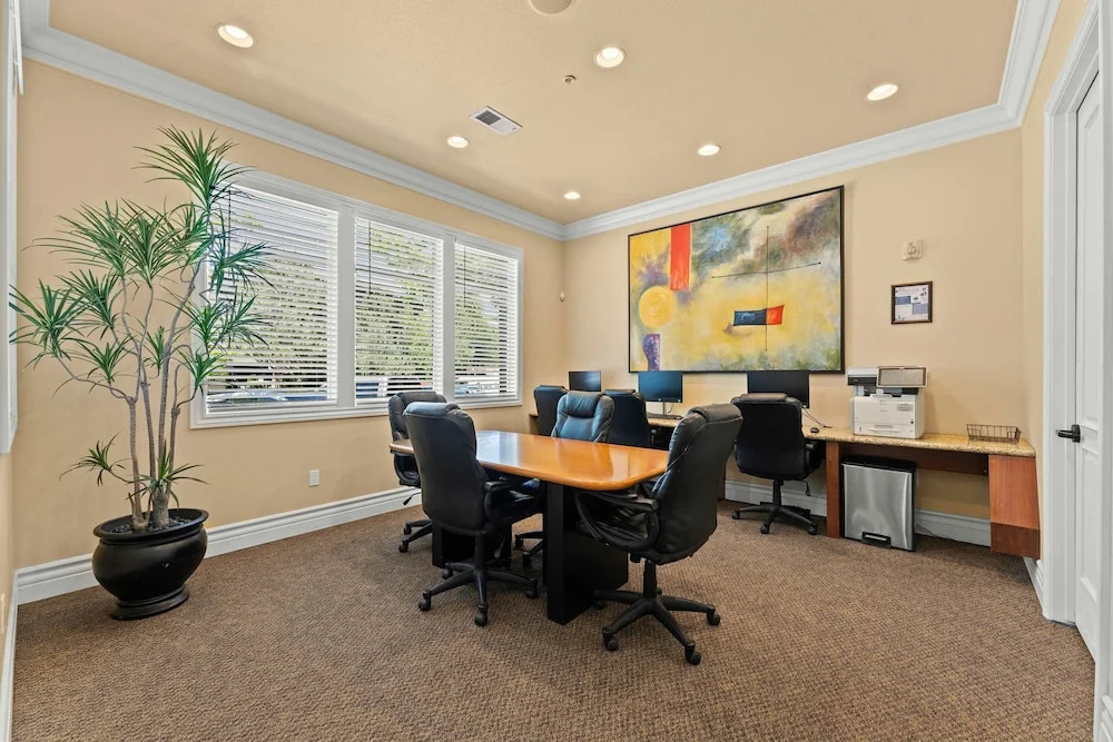 NEW Chic 2BR Stay With Heated Pool Gym Mini Golf