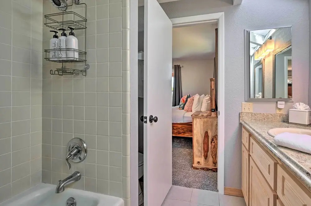 1 Mi to Cathedral Rock Trailhead: Home w/ Sunroom