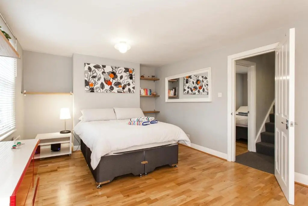 Trendy 2 Bedroom apartment in vibrant Shoreditch, central London zone 1 free WiFi - sleeps 4+2