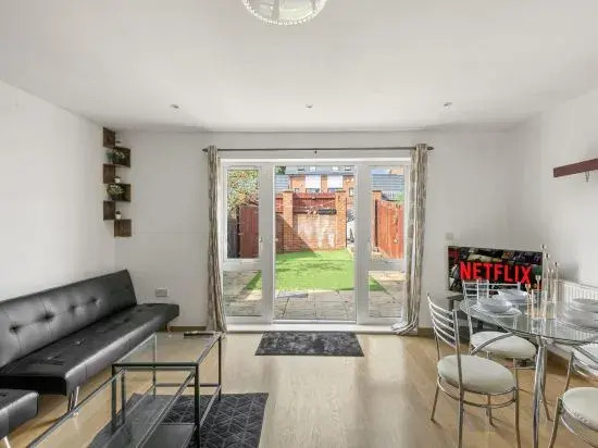 Reading Centre serviced accommodation-Corporate Business Families-Parking