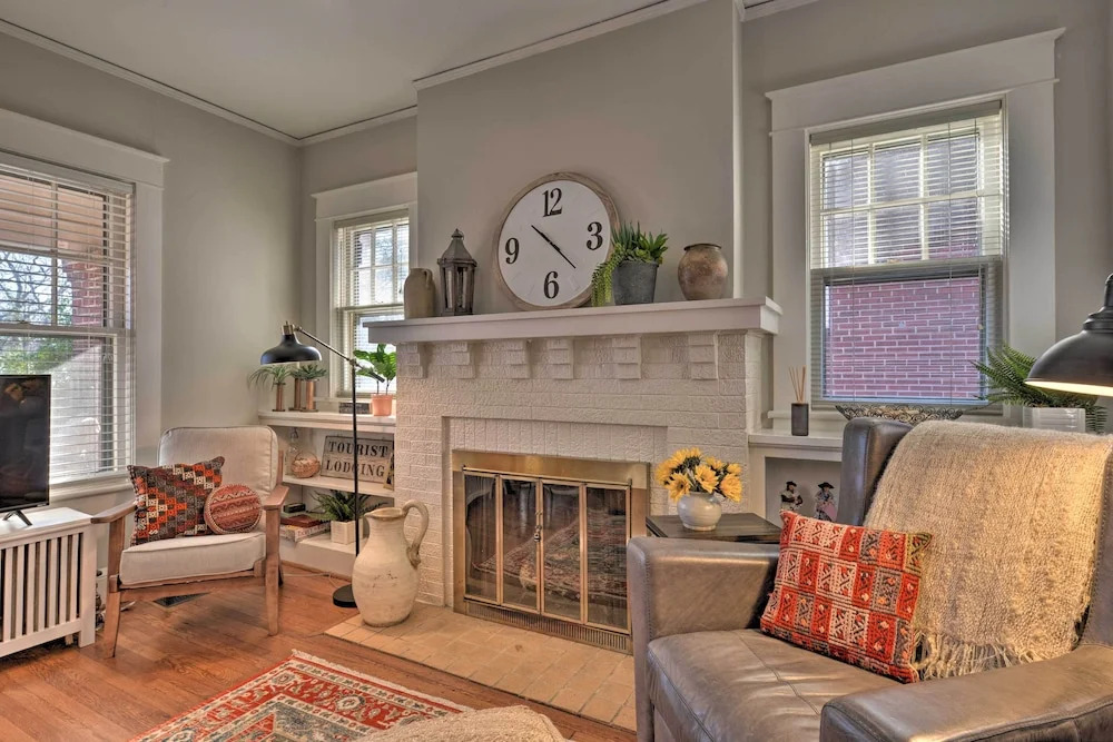 Vintage Chic Cottage < 1 Mile to UNC Greensboro!