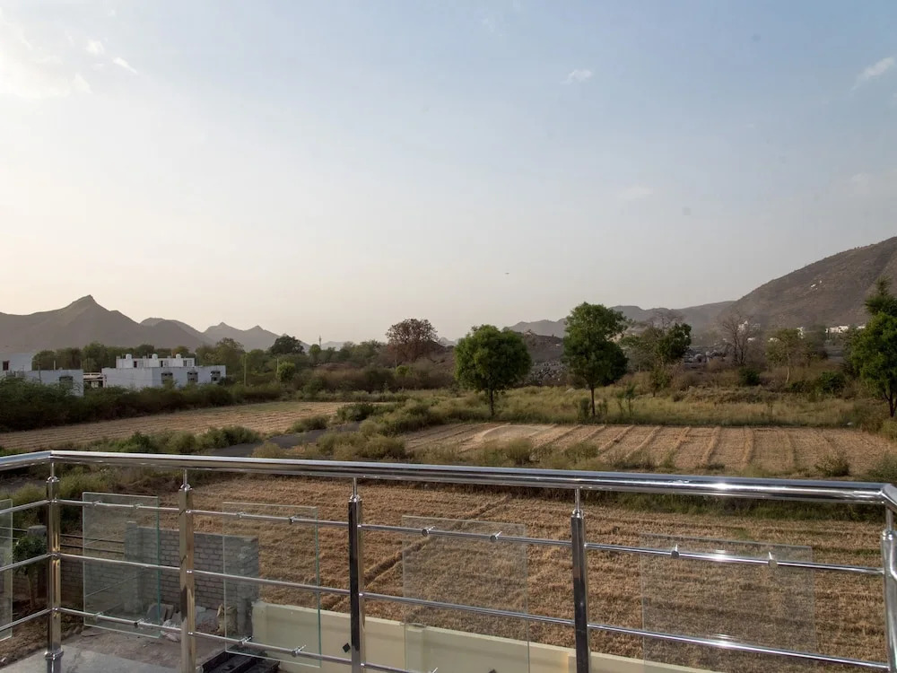 OYO 13273 Home Luxury Stay Airport Road