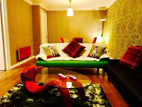 Glasgow City Centre Flat with River Views and Parking
