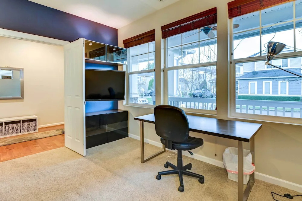 Spacious Kent Home Near SeaTac Airport w/ Patio