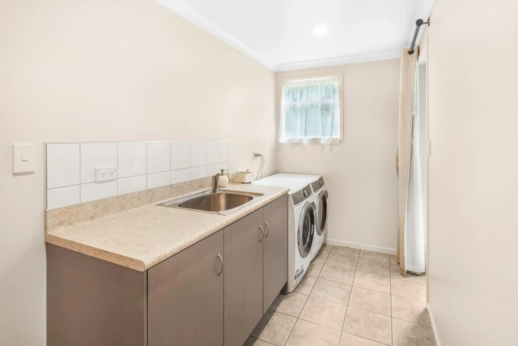 Lake Retreat - Hamilton Holiday Home