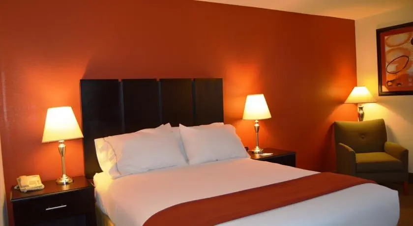 Holiday Inn Express & Suites Clinton by IHG