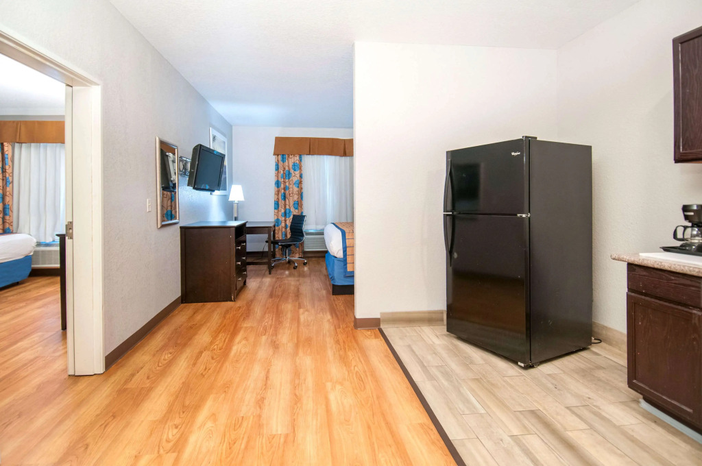 Days Inn & Suites by Wyndham San Antonio near Frost Bank Center
