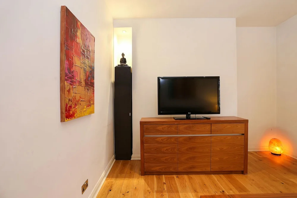 Spacious Flat In Central London