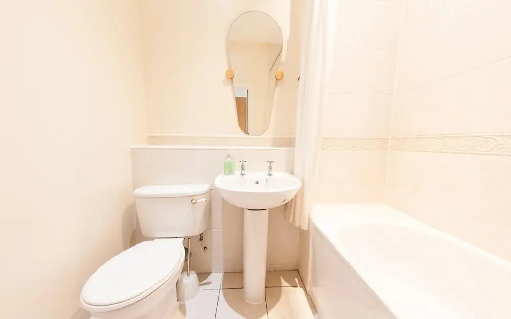 Newly Redecorated 2BR Victoria Docks Flat for 4