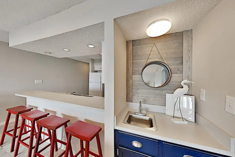 Beachfront W/ Pool: 1 Block To Main Street 3 Bedroom Condo