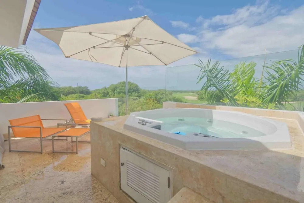 Stylish Penthouse With hot tub and Amazing Views
