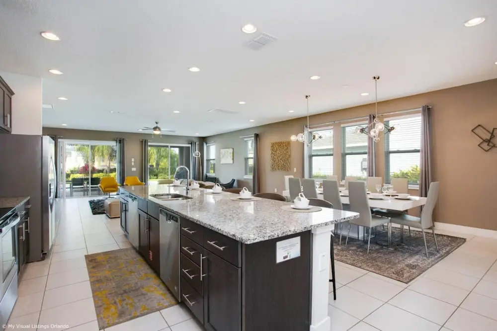 Stylish Family Home Sleeps 22 Enc101