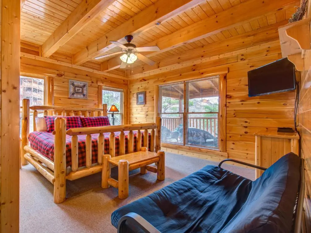 Moonlight Lodge, 8 Bedrooms, Hot Tub, Wi-Fi, Pool, Sleeps 40