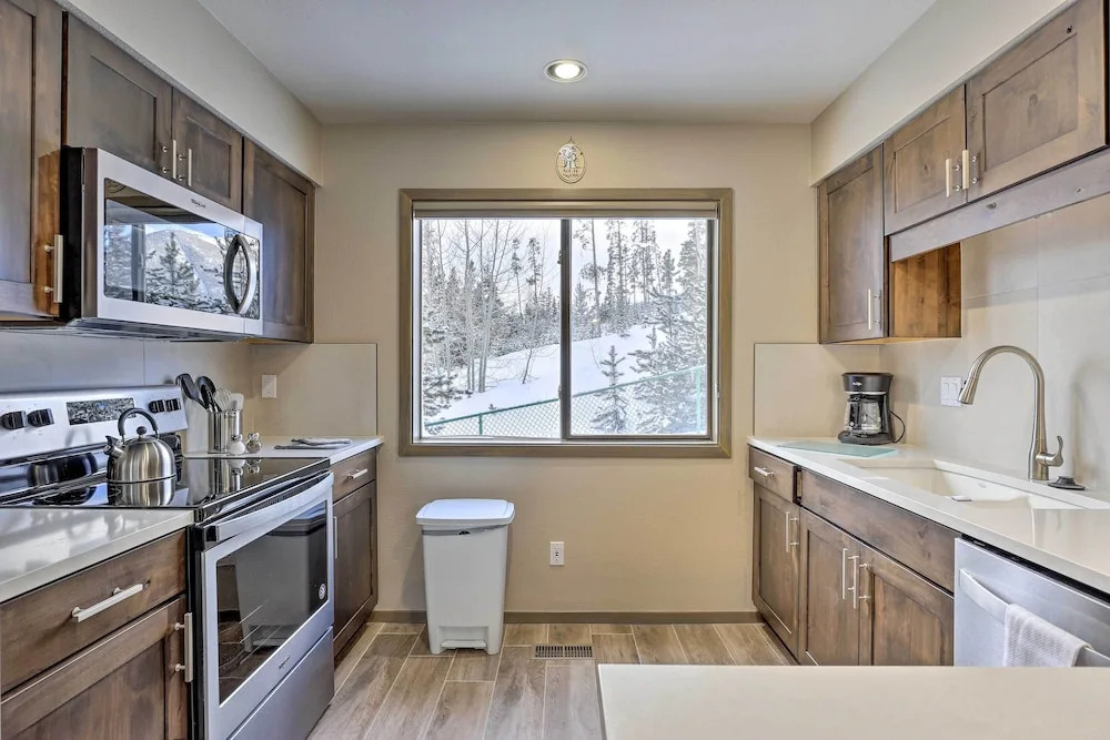 8 Mi to Copper Mtn: Sleek Frisco Townhome w/ Views