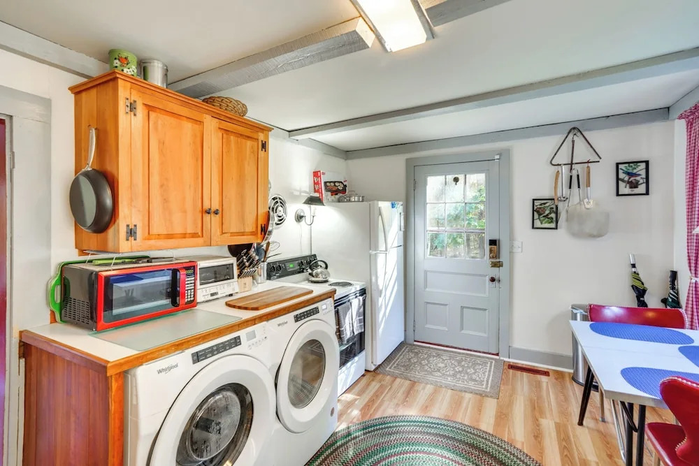 Tranquil 3 BR Stockbridge House w/ Private Deck!
