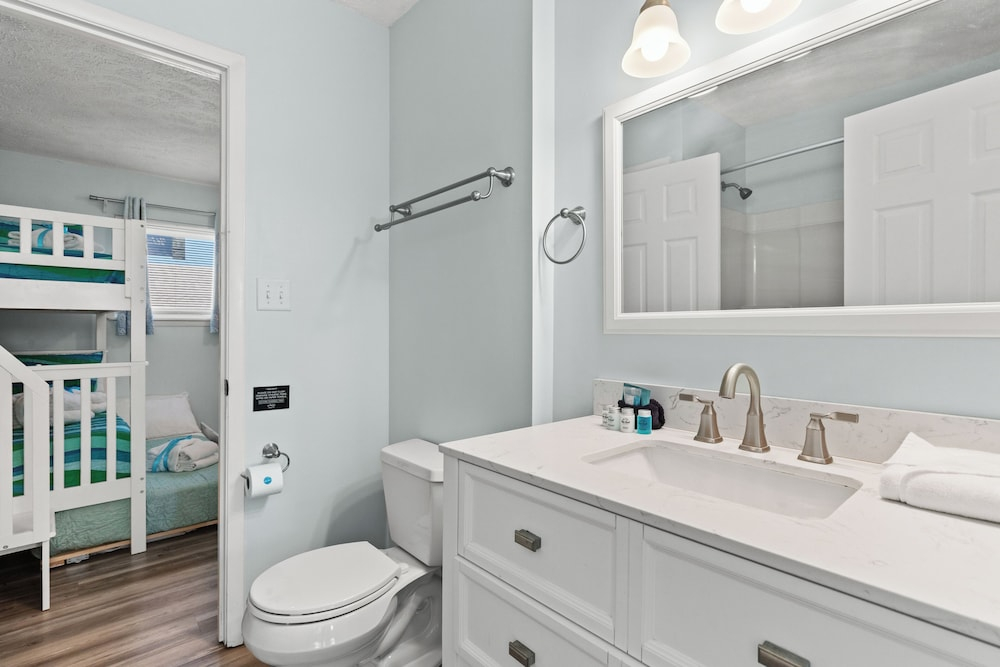 Stay at The Salty Palm! 2BR 1.5ba Sleeps 7