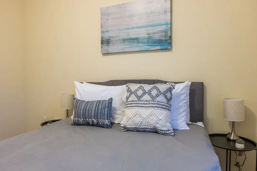 2 BR Suite with balcony by Frontdesk
