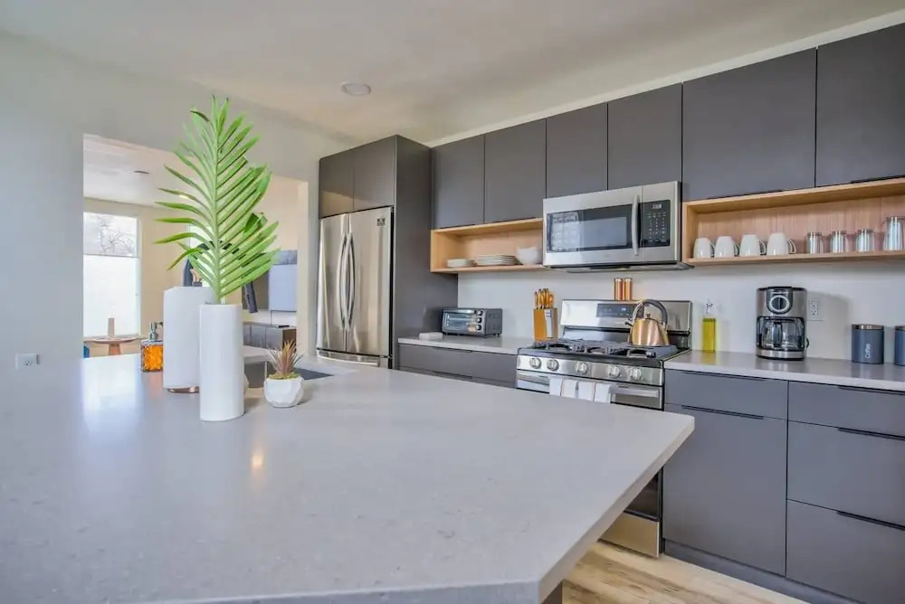 3BD Downtown Modern Victorian W/hot Tub, Park & Lake!