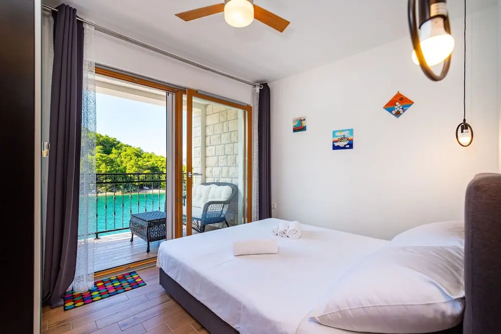 A3 - Beautiful Seafront apt w. Magnificent View