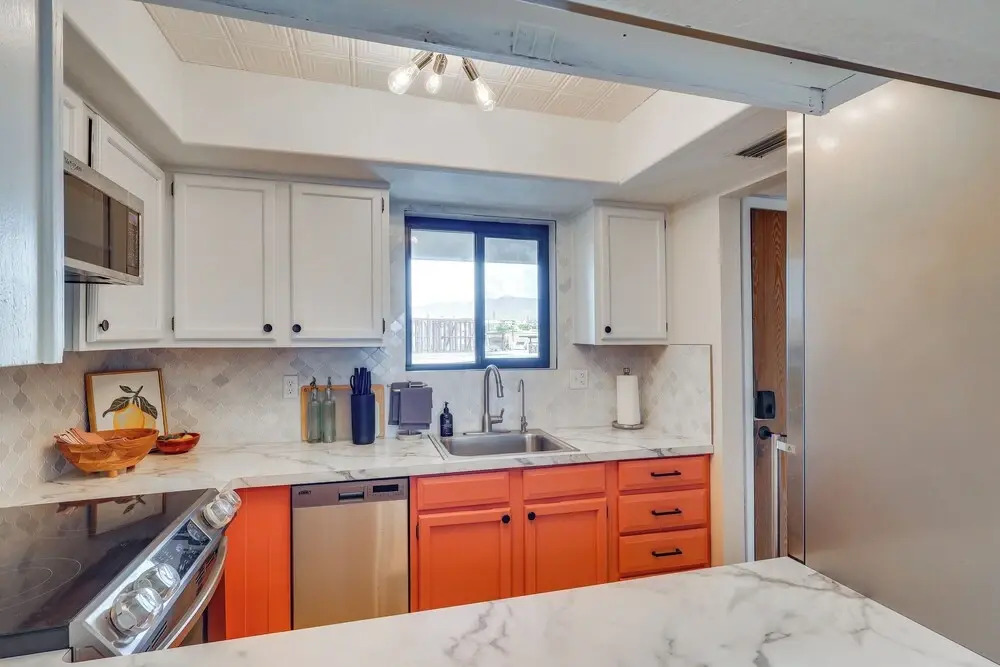 < 2 Mi to London Bridge: Chic Condo w/ Pool Access