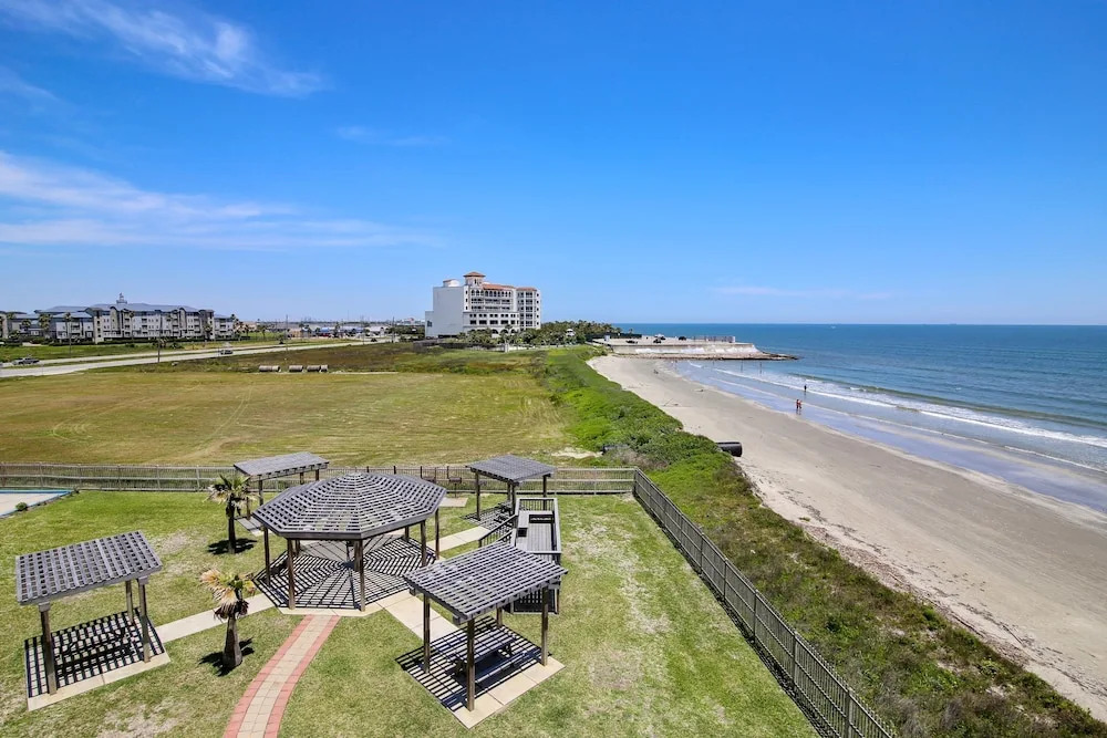 Seascape 2314 2 Bedroom Condo by RedAwning