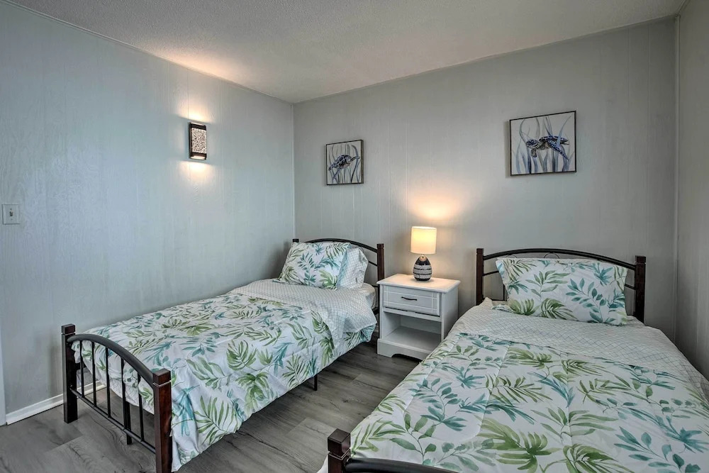 Oak Island Beach Abode w/ Deck: Walk to Shore!