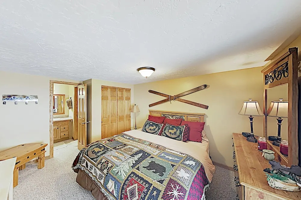 New Listing! Ski-in/ski-out : Hot Tub, Sauna 1 Bedroom Condo