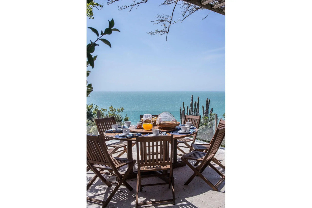 Exuberância & Acesso Direto à Praia da Tartaruga com Uma Vista Única Por Luxury Rentals