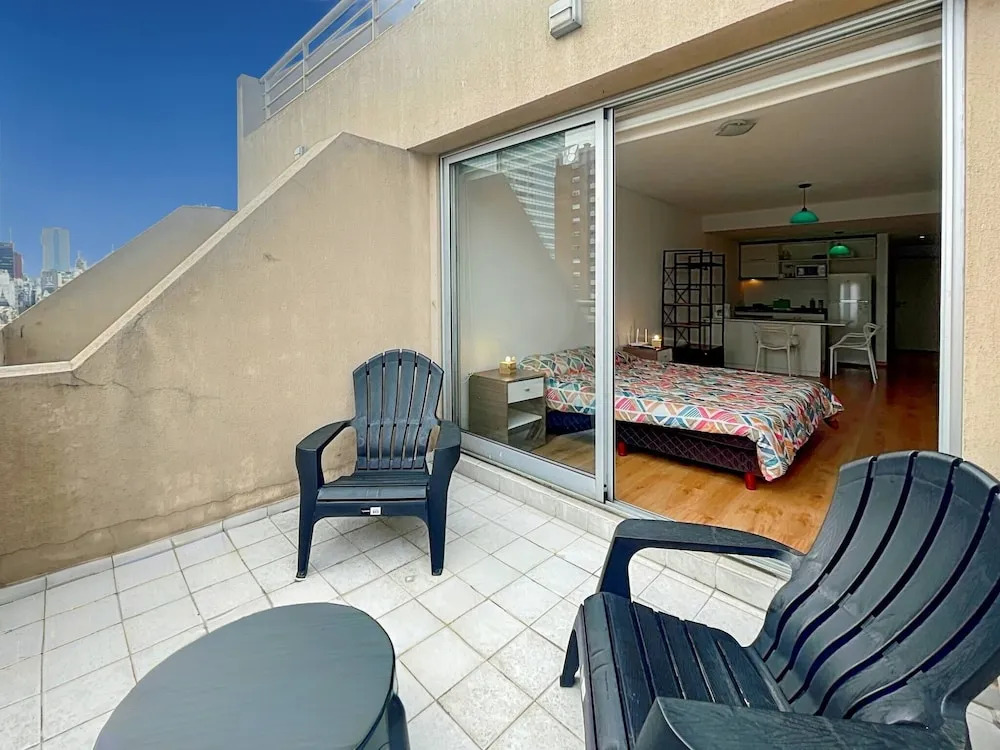 Spacious Studio in San Telmo with Balcony, Gym Pool