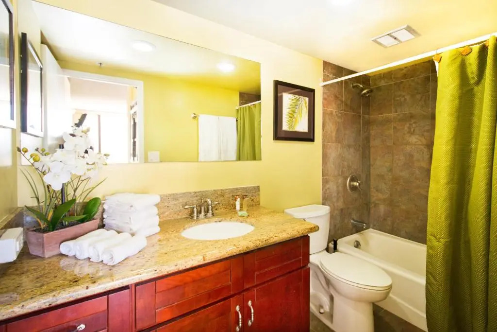 Beautiful 8th Floor 1 Bedroom Condo | 1 Block to Beach | Free Parking & WIFI