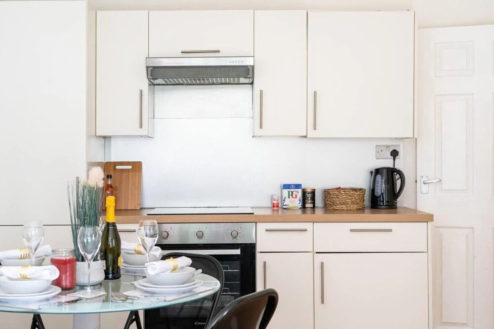 Livestay - 2 Bed Apt, Free Parking in Luton